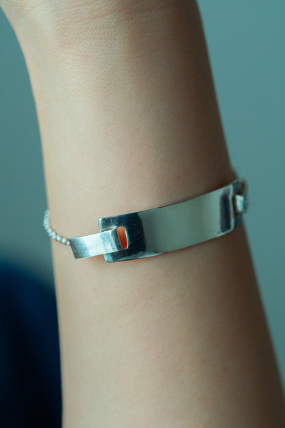 Hug Plate Bracelet -M