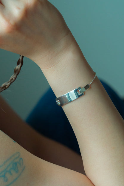 Hug Plate Bracelet -S