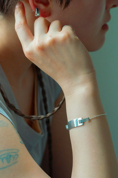 Hug Plate Bracelet -S