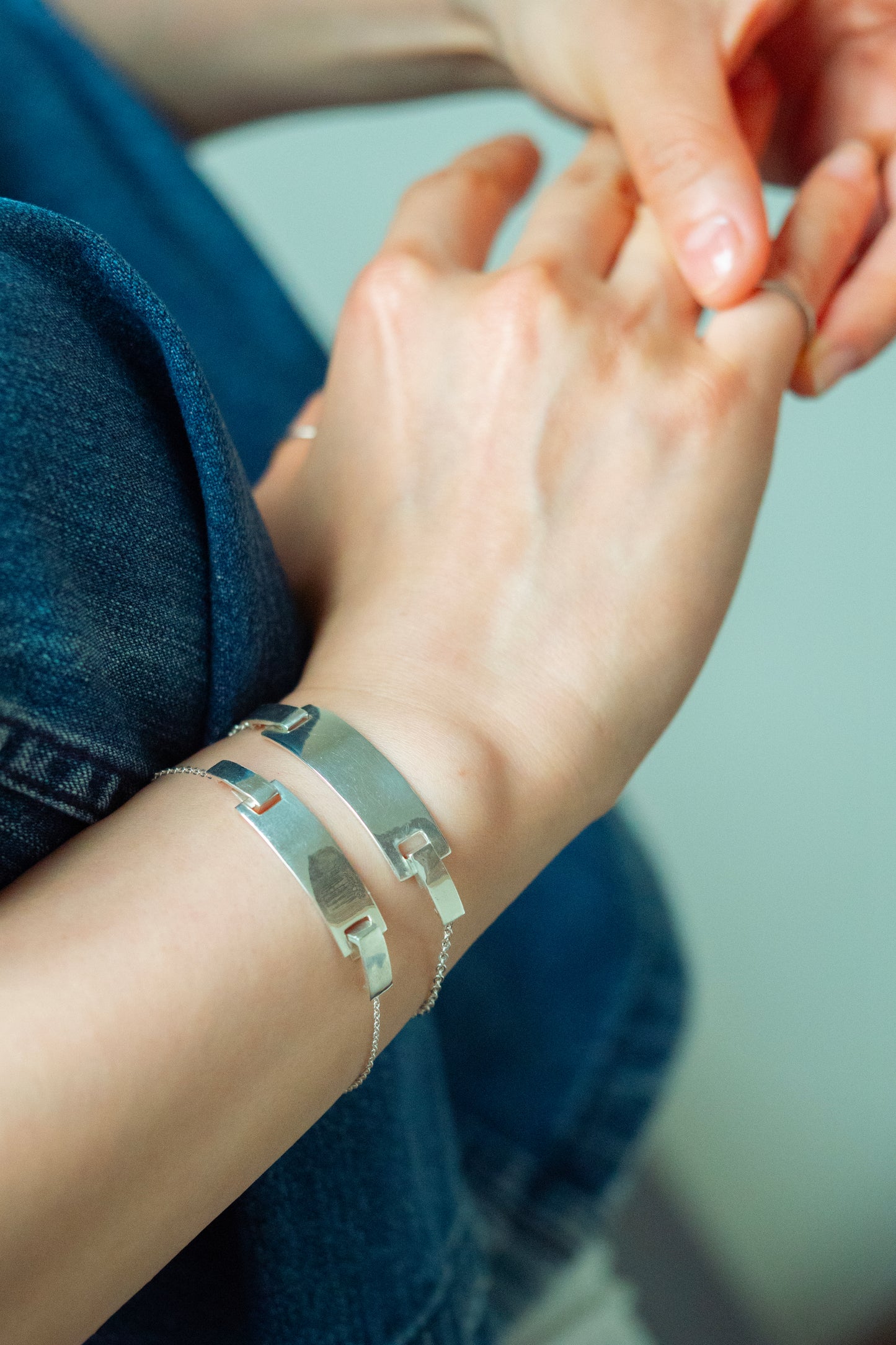 Hug Plate Bracelet -M