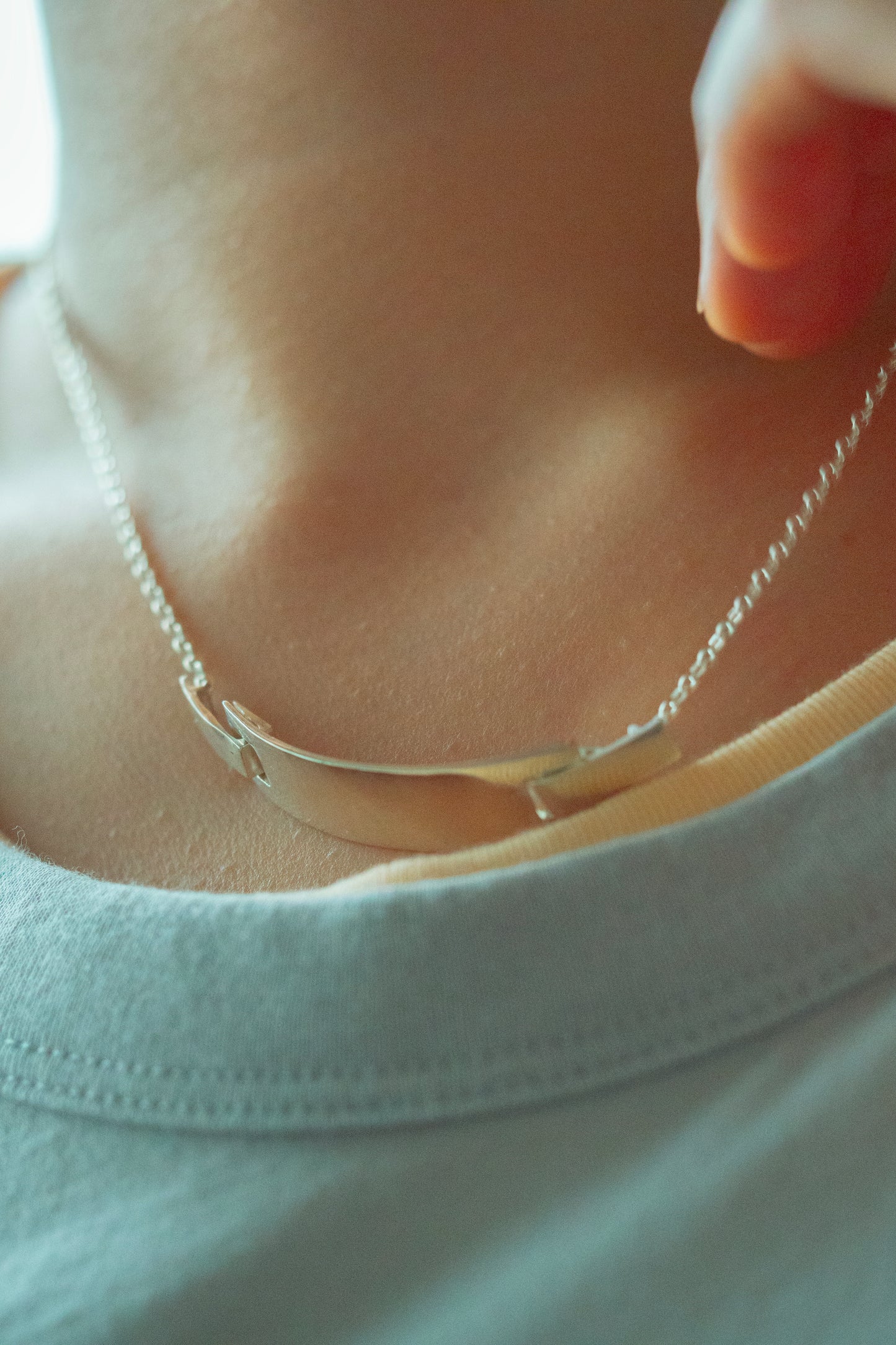 Hug Plate Necklace - M