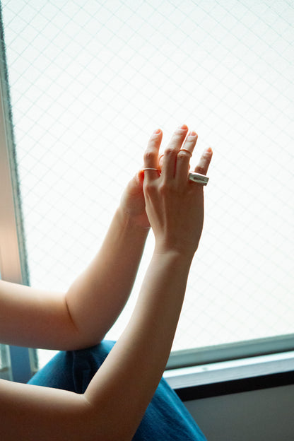 Hug Silhouette Ring