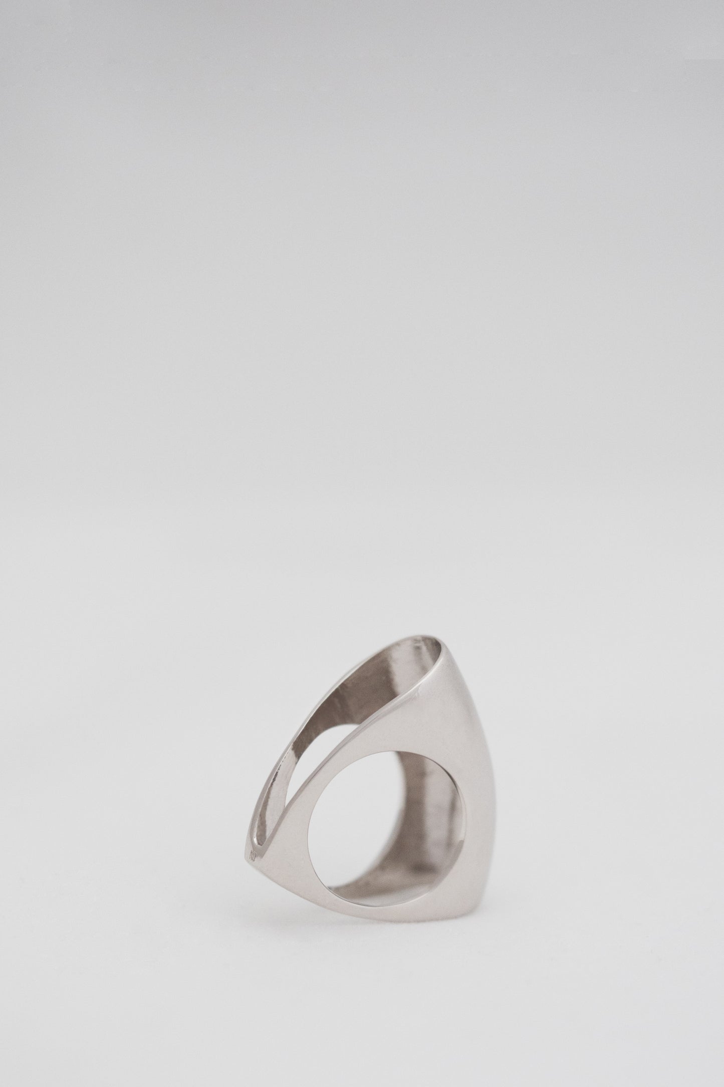 Hug Silhouette Ring