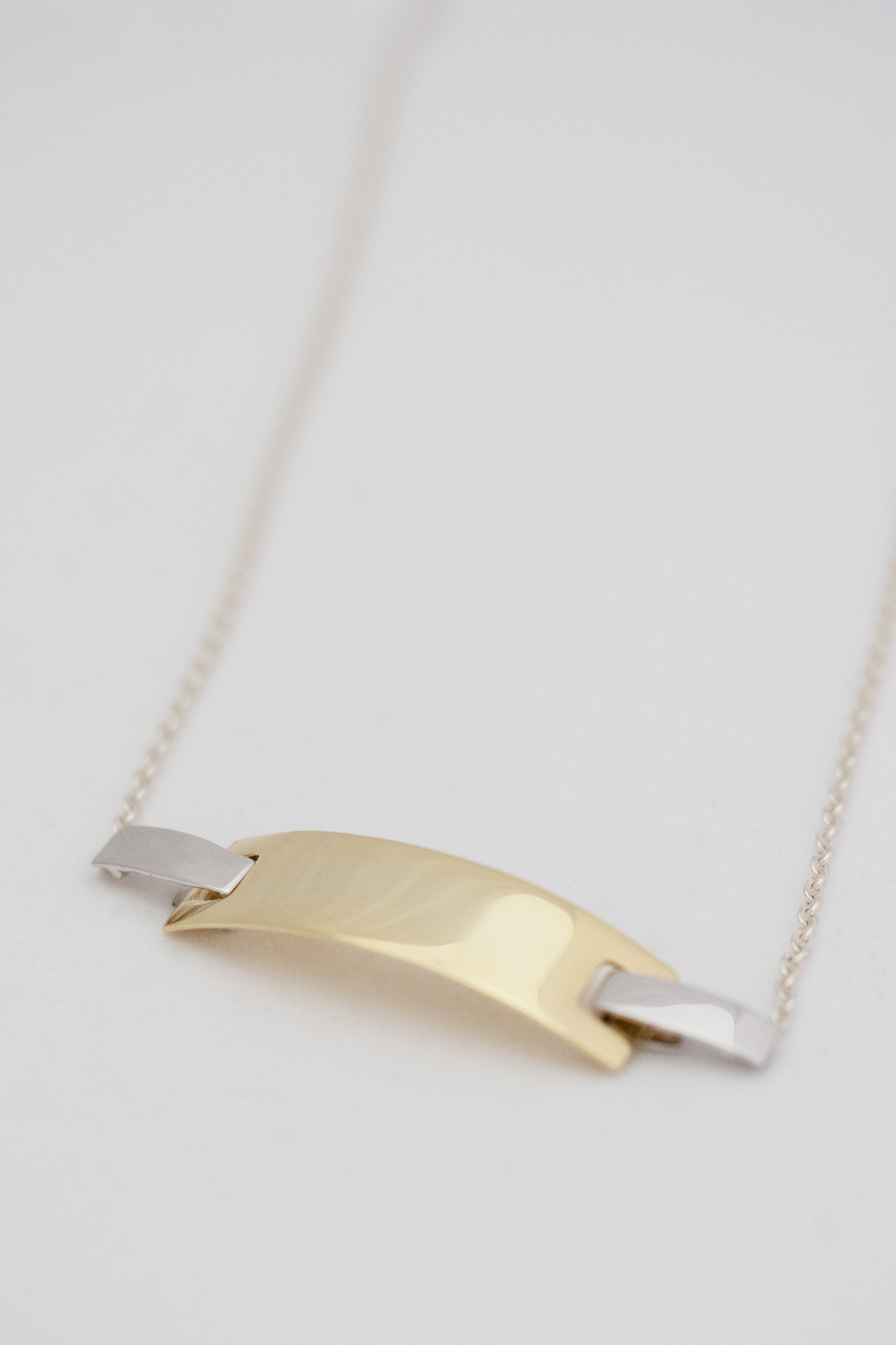 Hug Plate Necklace - M