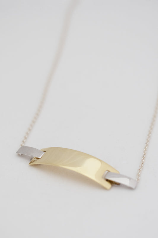 Hug Plate Necklace - M