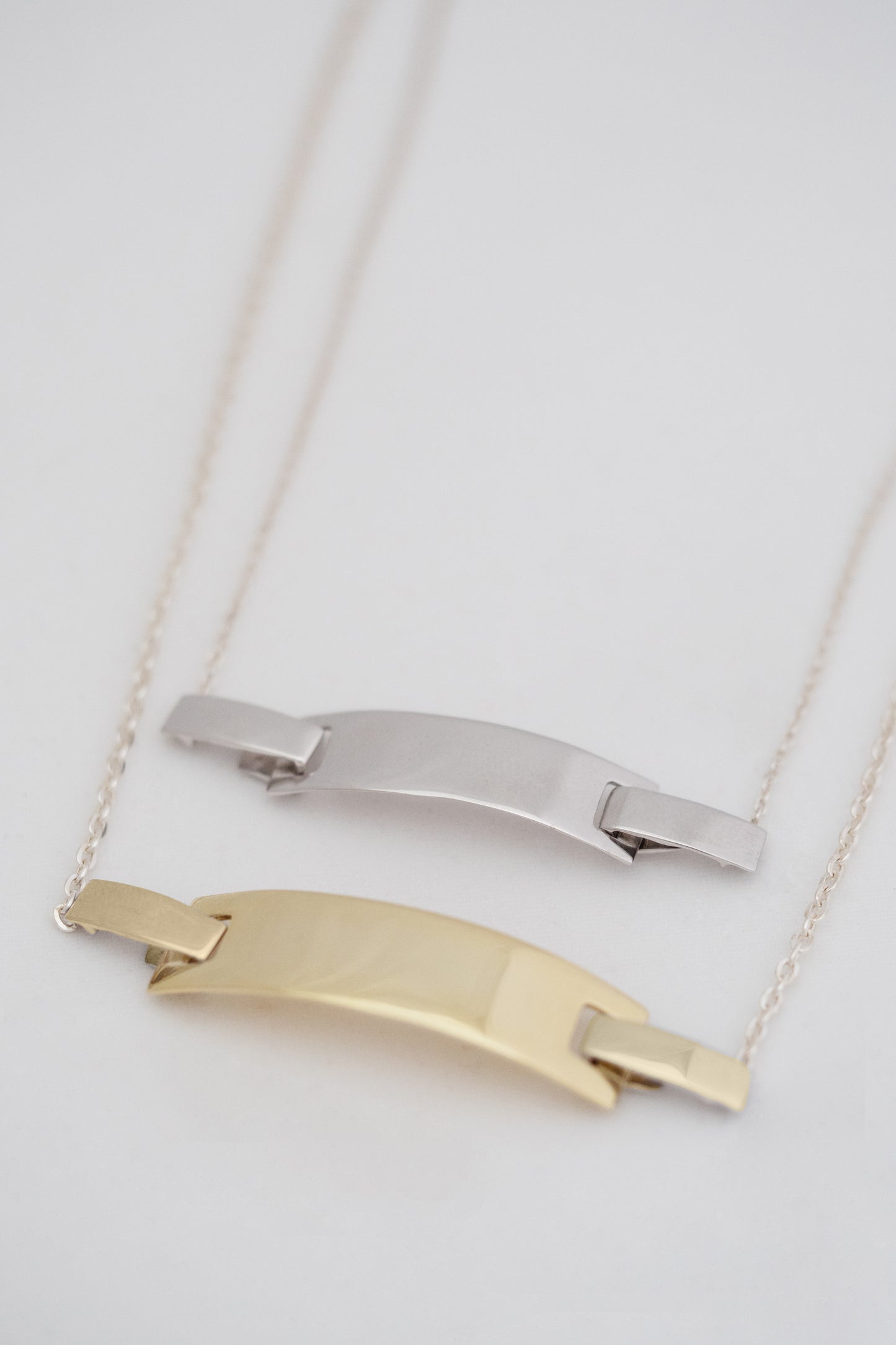Hug Plate Necklace - M