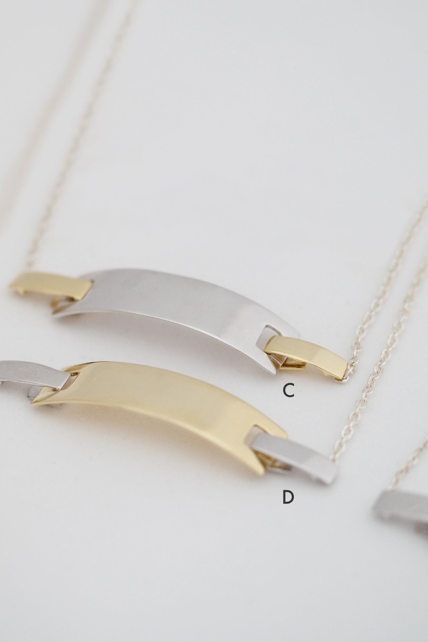 Hug Plate Necklace - M