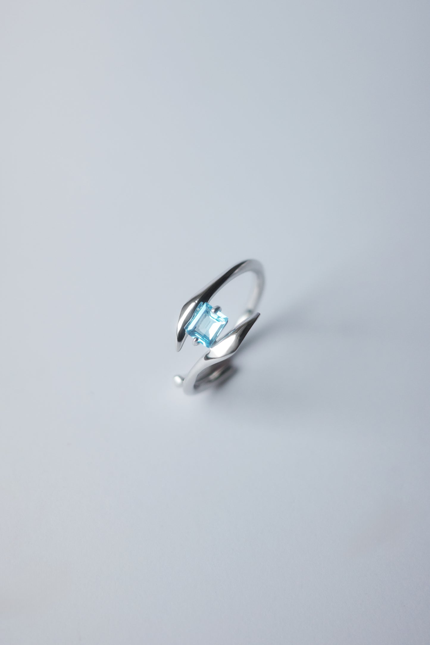 Polaris Line Ring  / Silver - Blue Topaz