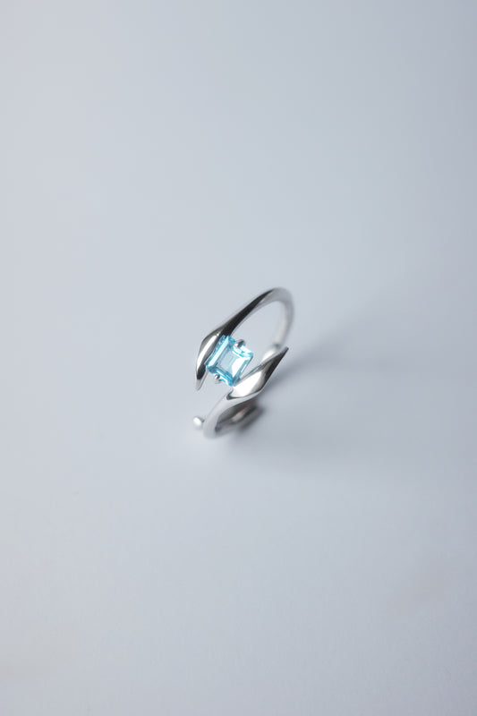 Polaris Line Ring  / Silver - Blue Topaz
