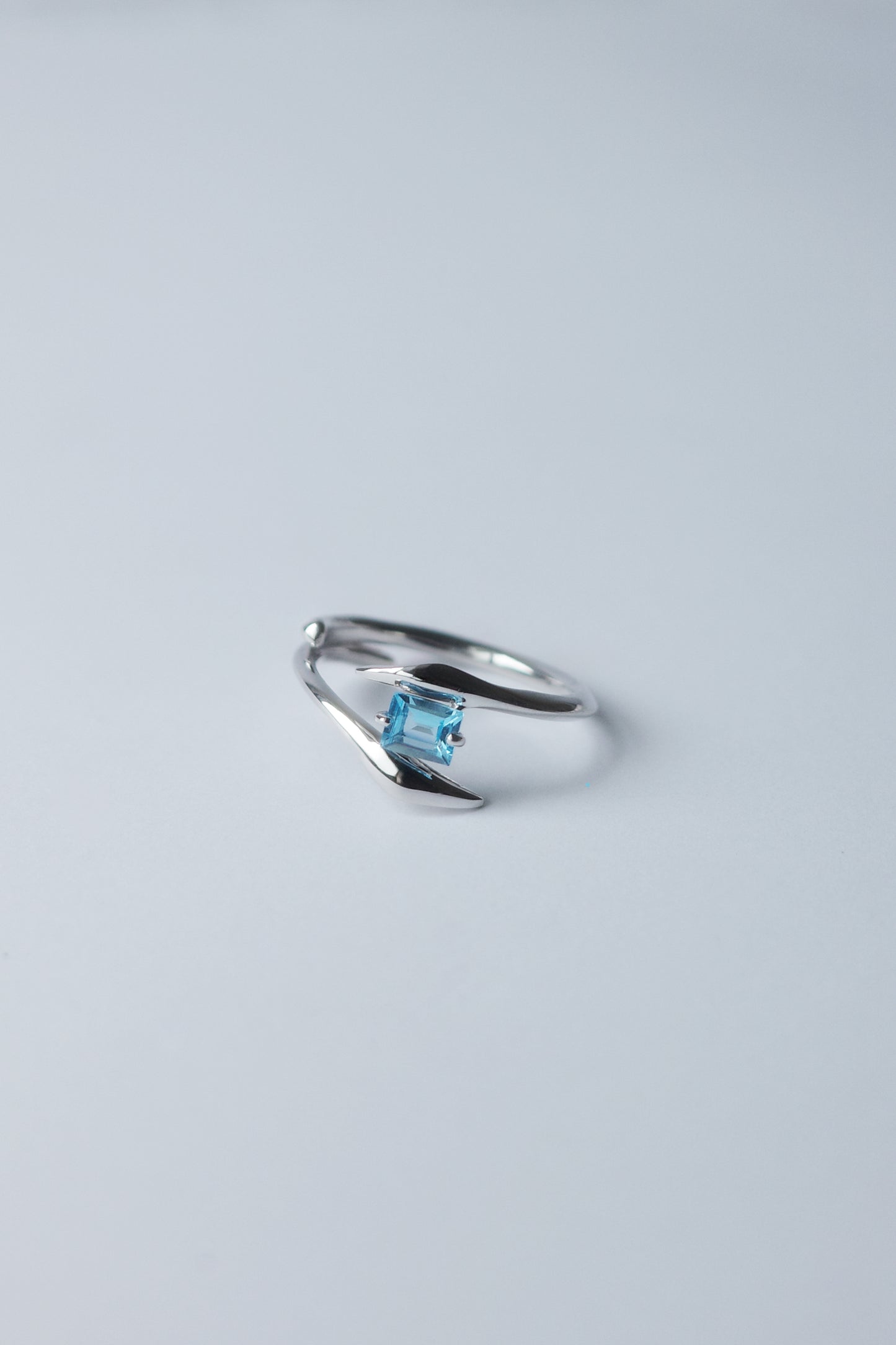 Polaris Line Ring  / Silver - Blue Topaz